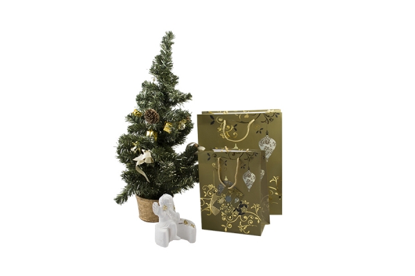 Árvore de Natal, anjo e sacos de oferta